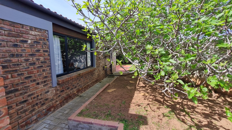 4 Bedroom Property for Sale in Boggomsbaai Western Cape